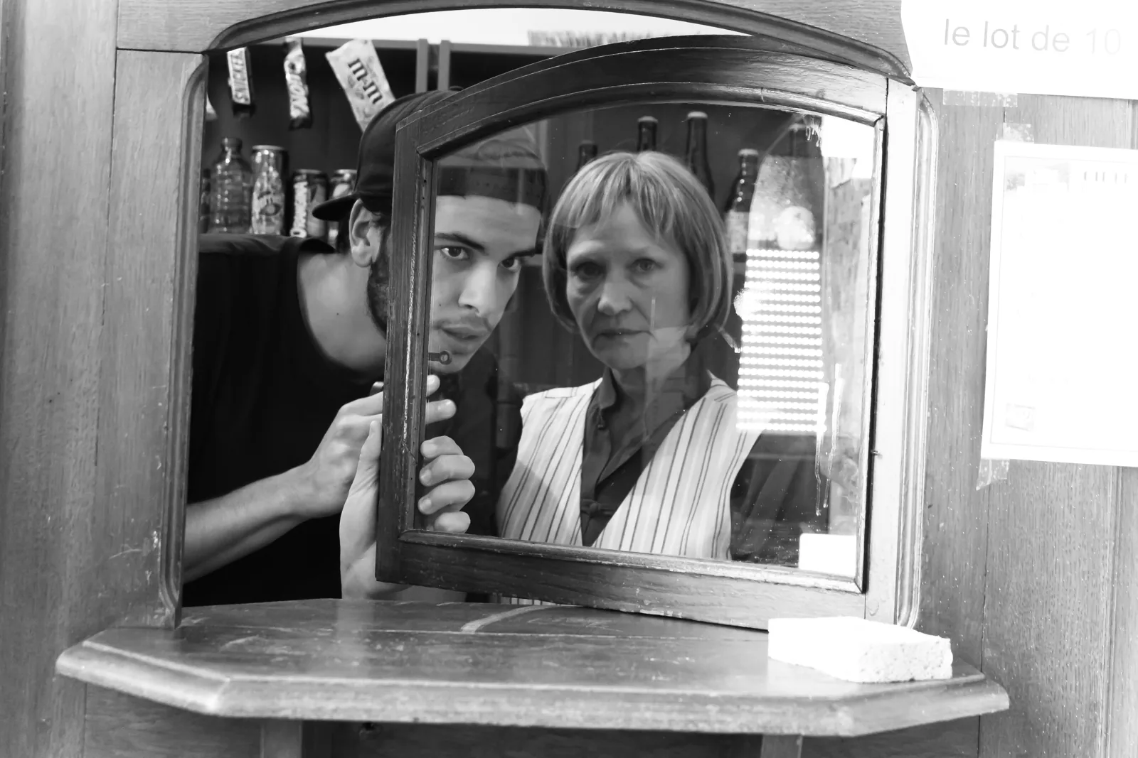 Scène en noir et blanc dans l'ancien cinéma, issue des archives du projet