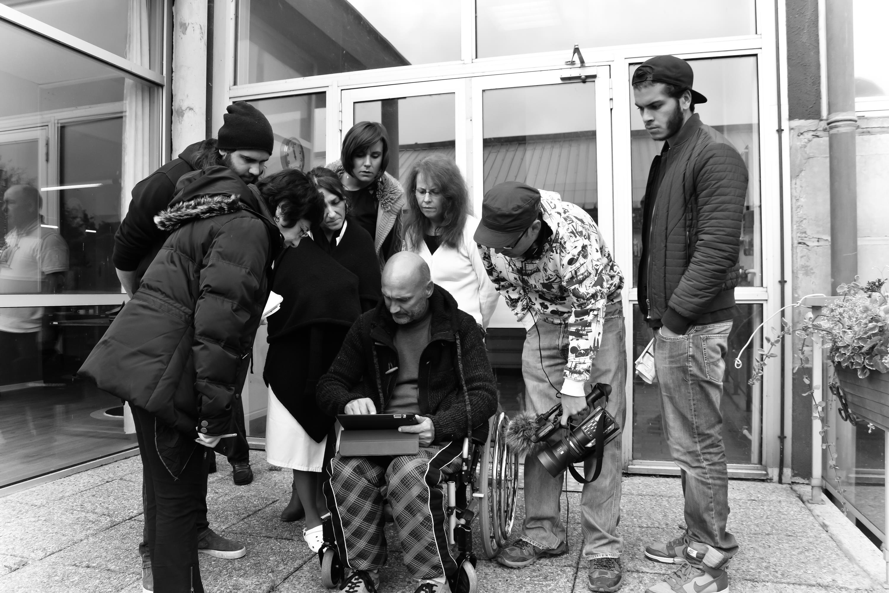 Équipe Studio 2 autour d’un moniteur de tournage